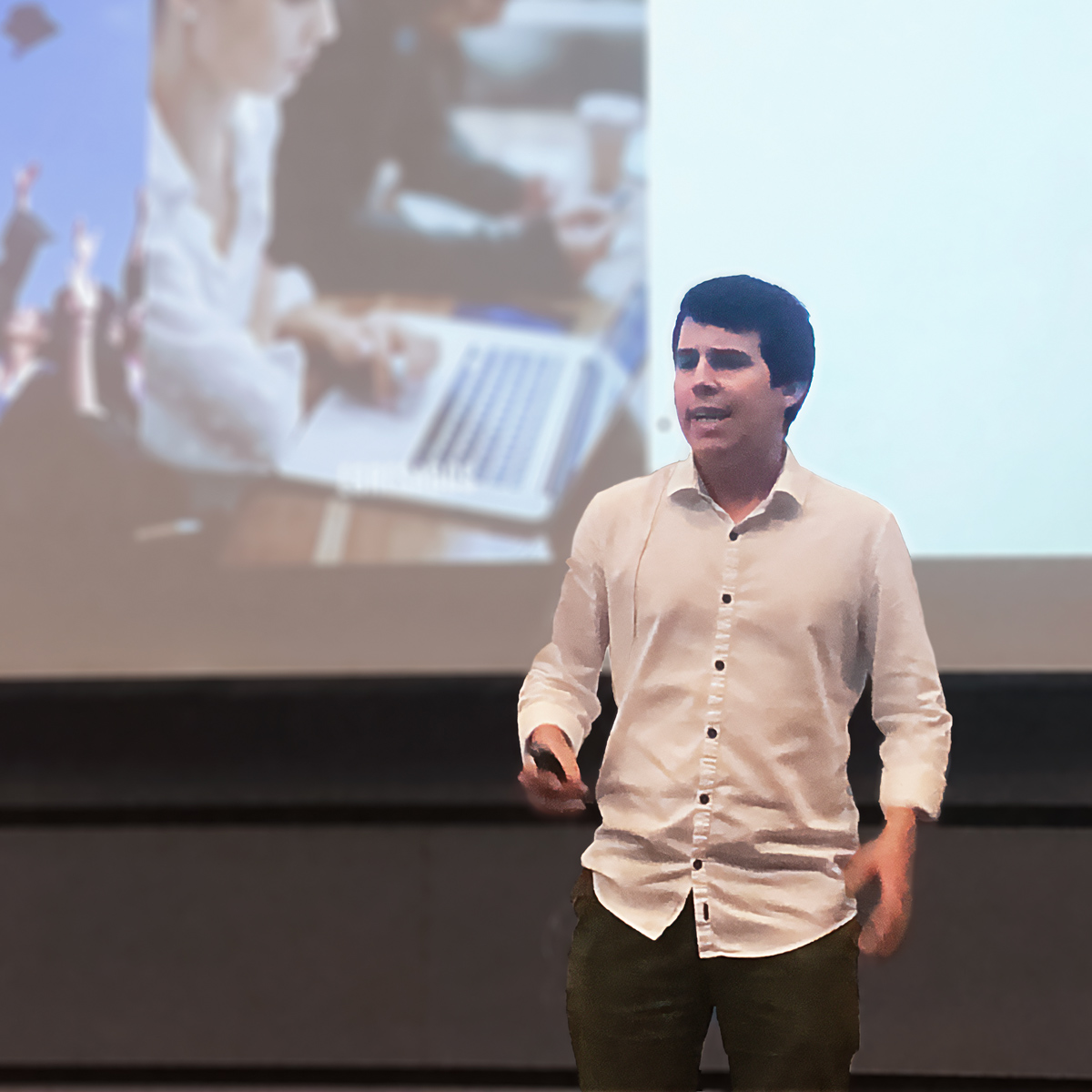 Foto de Camilo Granados dando una ponencia